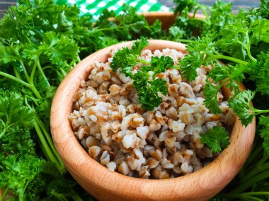 Kaynamış karabuğday, ahşap arka planda maydanoz.