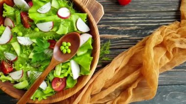 Arka planda tabakta salata, yavaş çekim.