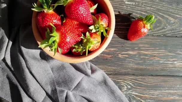 Frische Erdbeeren Auf Holzgrund Zeitlupe — Stockvideo