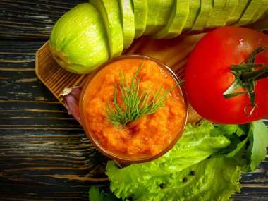 Kabak havyarı ahşap arka planda ev yapımı.