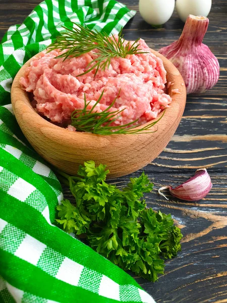 Carne Picada Cruda Perejil Sobre Fondo — Foto de Stock