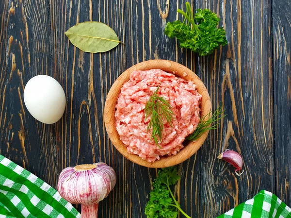 Carne Picada Cruda Perejil Sobre Fondo — Foto de Stock