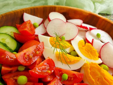 Salatalıklar, domatesler, ahşap arka planda yumurtalar.