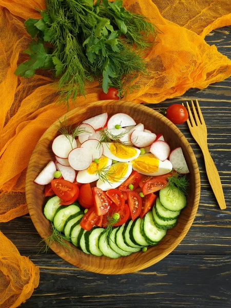 Salatgurken Tomaten Eier Auf Holzgrund — Stockfoto