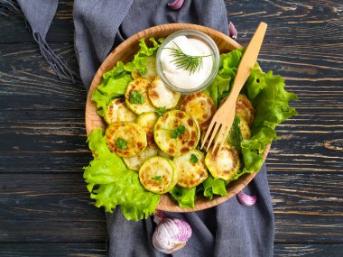 Ahşap zemin üzerinde kızarmış kabak.