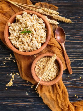 Tahta arka planda yulaf ezmesi kaşığı