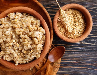 Tahta arka planda yulaf ezmesi kaşığı