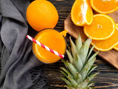 Taze portakal suyu, arka planda ananas.