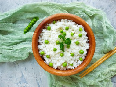 yeşil bezelyeli pirinç, beton zemin üzerinde çubuklar