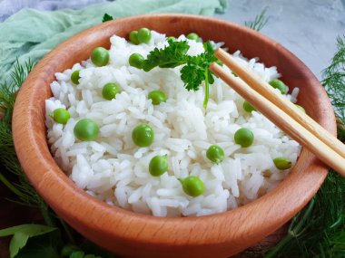 yeşil bezelyeli pirinç, beton zemin üzerinde çubuklar