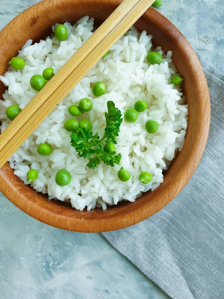 Arroz Com Ervilhas Verdes Paus Fundo Concreto — Fotografia de Stock