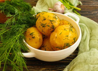 Genç haşlanmış patates, dereotu, sarımsak.