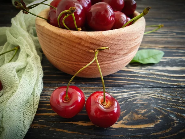 Cerezas Frescas Plato Sobre Fondo Hormigón — Foto de Stock