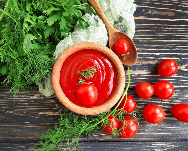 Tomatenketchup Auf Holzgrund — Stockfoto