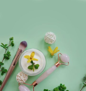 Masaj kuvars silindiri, renkli arka planda krema