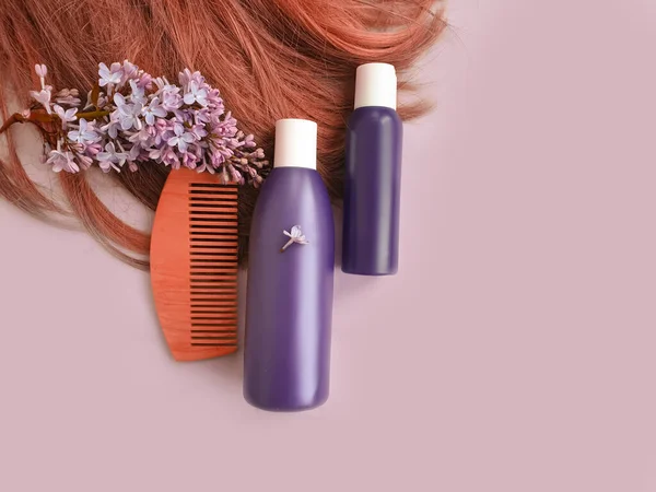Cabelo Xampu Flor Lilás Pente Madeira Fundo Colorido — Fotografia de Stock