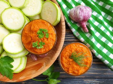 Kabak havyarı ahşap arka planda ev yapımı.