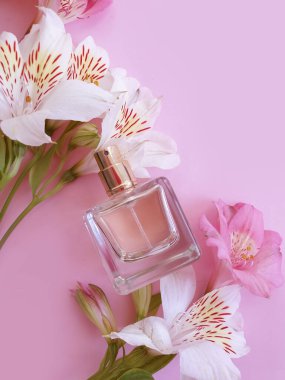 Renkli arka planda parfüm şişesi çiçeği