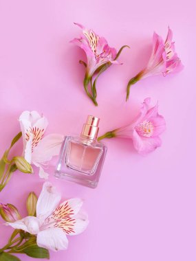 Renkli arka planda parfüm şişesi çiçeği