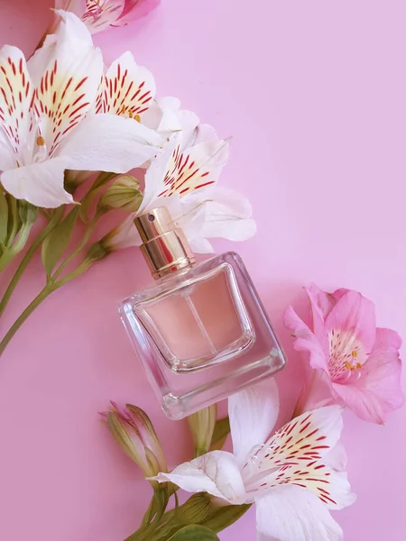 Renkli arka planda parfüm şişesi çiçeği
