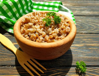 Karabuğday lapası, ahşap arka planda maydanoz.