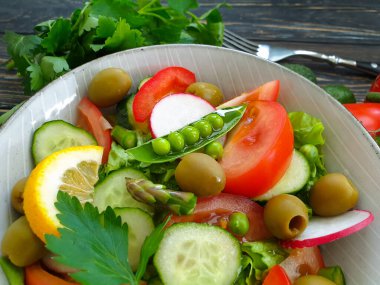 Salatalık, domates, yeşil bezelye, zeytin.