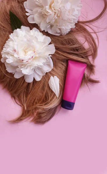 Láhev Šampónu Vlasy Pivoňkový Květ Barevném Pozadí — Stock fotografie