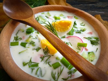 Okroshka, sebze, ahşap arka planda yumurta.