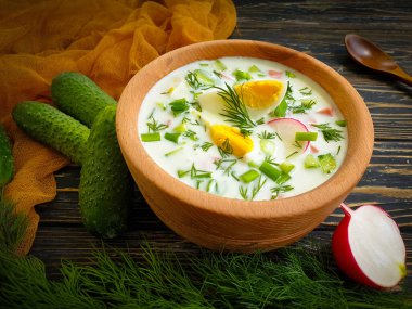 Okroshka, sebze, ahşap arka planda yumurta.