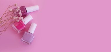 Renkli bir arka planda oje şişesi.