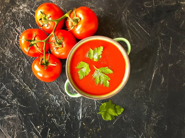 Tomatensuppe Petersilie Auf Betongrund — Stockfoto