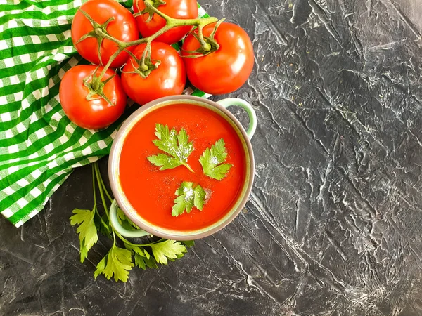 Zupa Pomidorowa Pietruszka Betonowym Tle — Zdjęcie stockowe