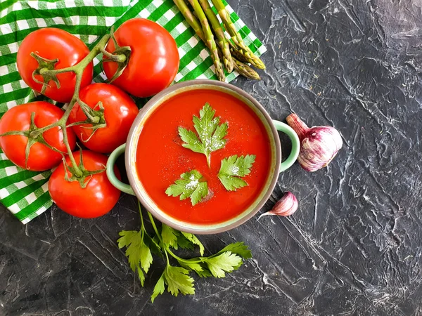 Zupa Pomidorowa Pietruszka Betonowym Tle — Zdjęcie stockowe