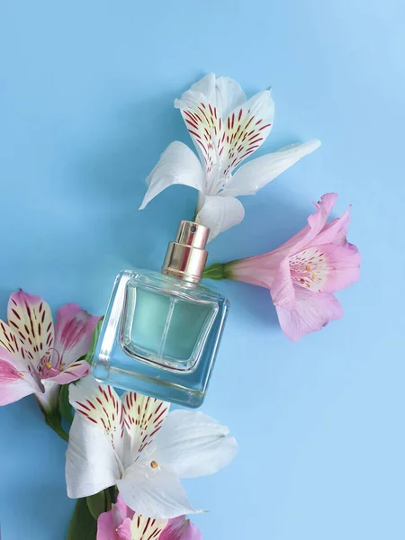 Perfume Flor Garrafa Essência Fundo Colorido — Fotografia de Stock