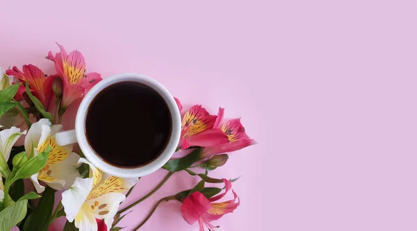 Kopje Koffie Bloem Een Gekleurde Achtergrond — Stockfoto