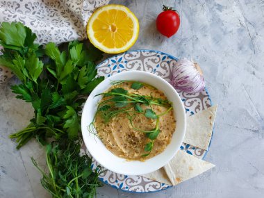 Taze humus, çimento arka planda yeşiller.