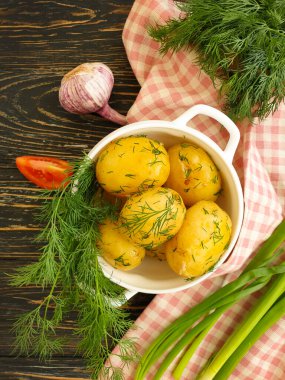 Genç haşlanmış patates, dereotlu arka plan.