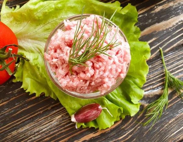 Carne Picada Cruda Perejil Sobre Fondo — Foto de Stock