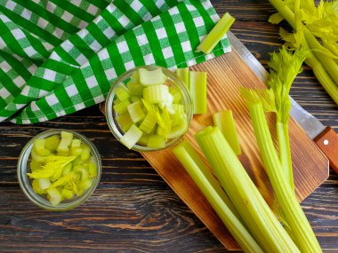 Ahşap zemin üzerinde taze kereviz dilimleri