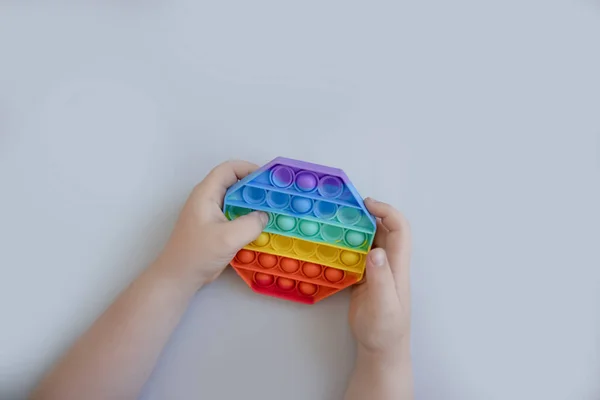 Mãos Criança Estão Segurando Brinquedo Antiestresse — Fotografia de Stock