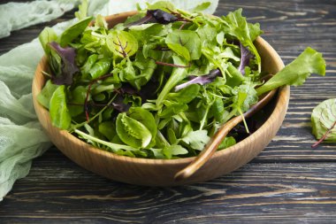 Ahşap bir arka planda yeşil salata yaprakları