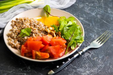 Kızarmış yumurta, karabuğday, domates, marul.