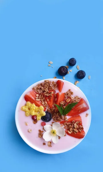 Joghurt Müsli Erdbeere Blaubeere Auf Farbigem Hintergrund — Stockfoto