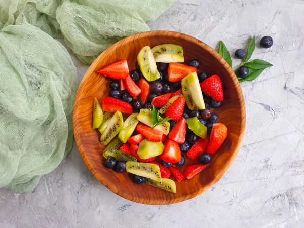 Salat Erdbeere Kiwi Blaubeere Auf Betongrund — Stockfoto