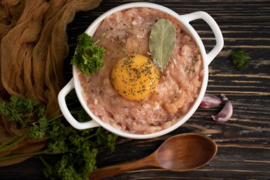 Çiğ tavuk, taze yumurta.