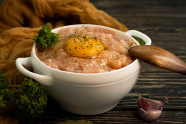 Çiğ tavuk, taze yumurta.