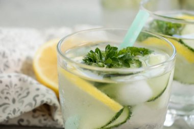 Bir bardak su, limon, salatalık, maydanoz.