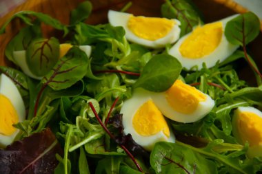 Taze salata, kaynamış yumurta.