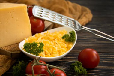 rendelenmiş peynir, ahşap arka planda maydanoz