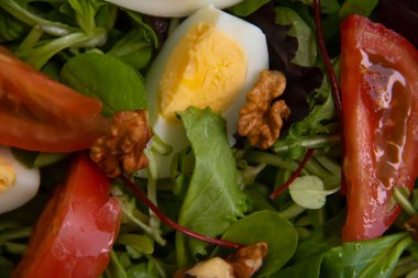 Taze organik sebze salatası.